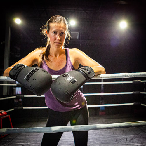 Gants de boxe de 12 oz Blackout Series d'Iron Body Fitness - Noir