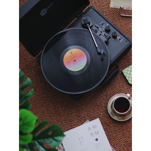 Tourne-disque Bluetooth rétro Curiosity d’Arkrok avec 3 vitesses et haut-parleurs intégrés - Noir