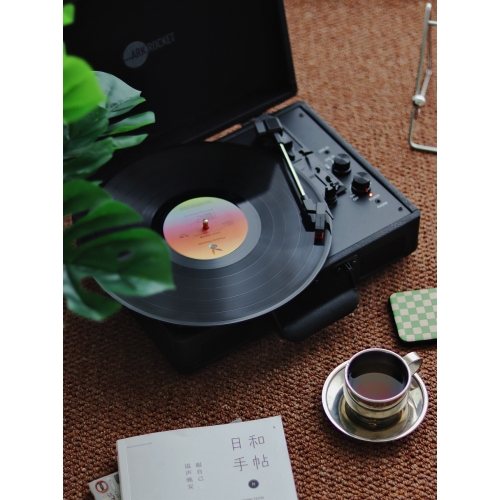 Tourne-disque Bluetooth rétro Curiosity d’Arkrok avec 3 vitesses et haut-parleurs intégrés - Noir