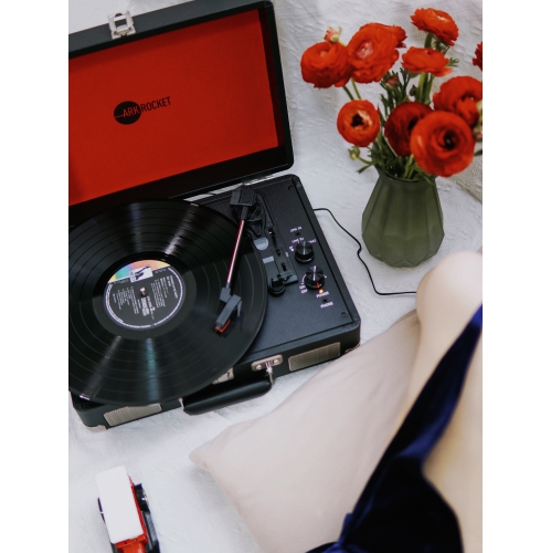 Tourne-disque Bluetooth rétro Curiosity d’ArkRocket avec 3 vitesses et haut-parleurs intégrés - Noir/Rouge