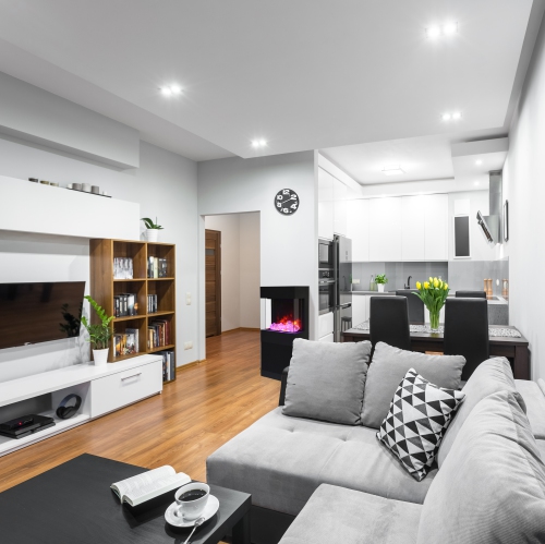 Le foyer électrique Cube est offert avec un ensemble de bûches de 10 pièces en bouleau, 2 couleurs de vrai verre, 2 couleurs de vermiculite.