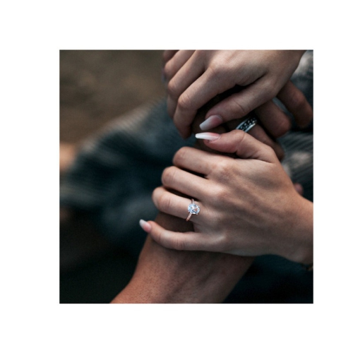 Bague ovale en or blanc 14 ct avec aigue-marine ovale solitaire aigue-marine pâle 2.10 ct