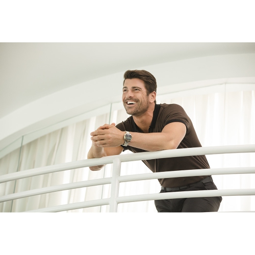 Montre homme CURV HPQ de Bulova 44 mm avec boîtier et bracelet en acier inoxydable deux tons et cadran noir