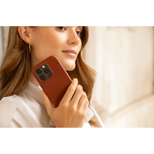 Dbramante1928 Roskilde Full Grain Leather Fitted Hard Shell Case with MagSafe for iPhone 15 Pro - Tan