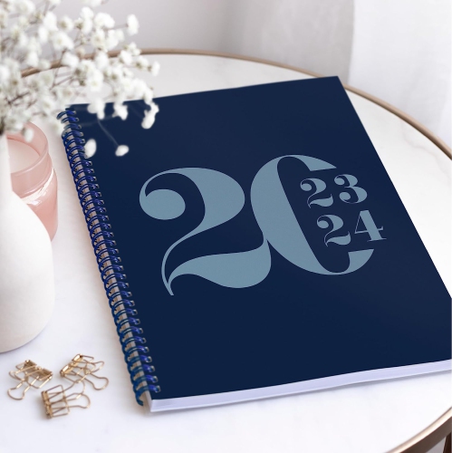 Agenda hebdomadaire et mensuel académique typographique de 2025-2026 12 mois de Rileys & Co, 8,5 x 11 po, bleu