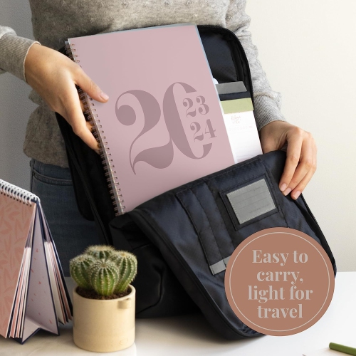 Agenda hebdomadaire et mensuel académique typographique de 2025-2026 12 mois de Rileys & Co, 8,5 x 11, rose