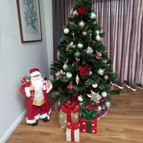 Figurine de Noël en forme de père Noël rouge et doré de 32 po avec cadeaux