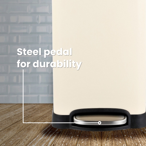 Betty Retro Step-Open Trash Can with Liners