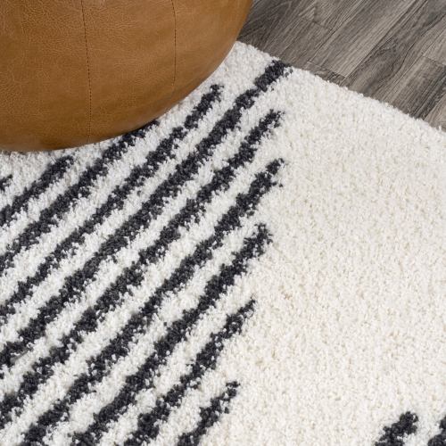 Tapis à poils longs à rayures géométriques ELM et losanges