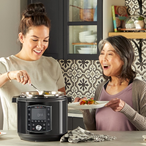 Autocuiseur 10-en-1 Pro d'Instant Pot, mijoteuse, cuiseur à riz/céréales, cuiseur à vapeur, sauté stérilisateur et chauffe-biberon, comprend une