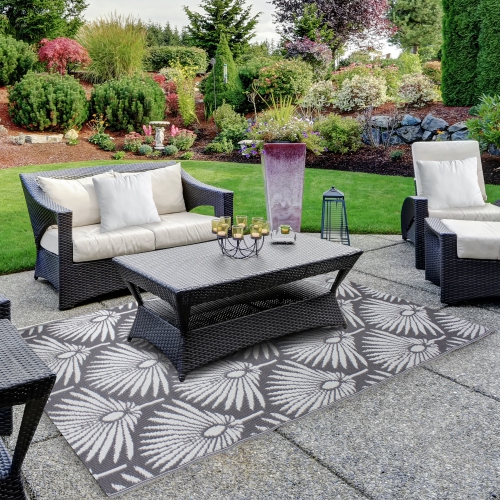 4' x 6' Gray and White Fan Leaf Rectangular Outdoor Area Rug