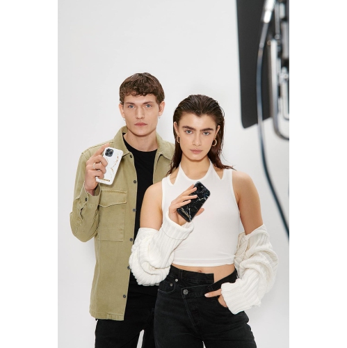 Étui rigide ajusté Fashion d'IDEAL of Sweden pour iPhone 14 et iPhone 13 - Doré Carrara - Boîte ouverte