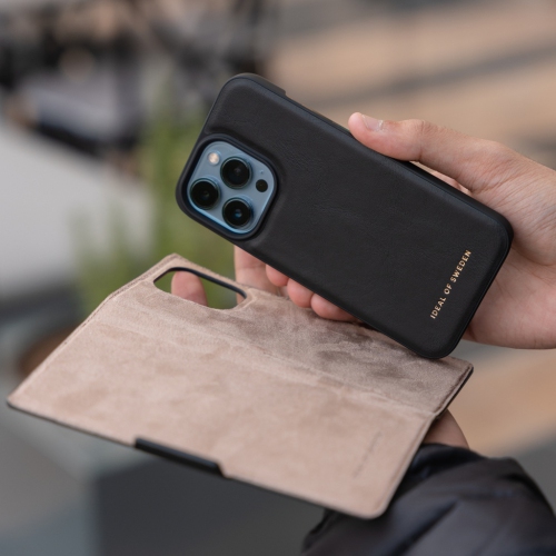 Étui portefeuille atelier d'IDEAL of Sweden pour iPhone 13 et iPhone 14, noir intense - Boîte ouverte