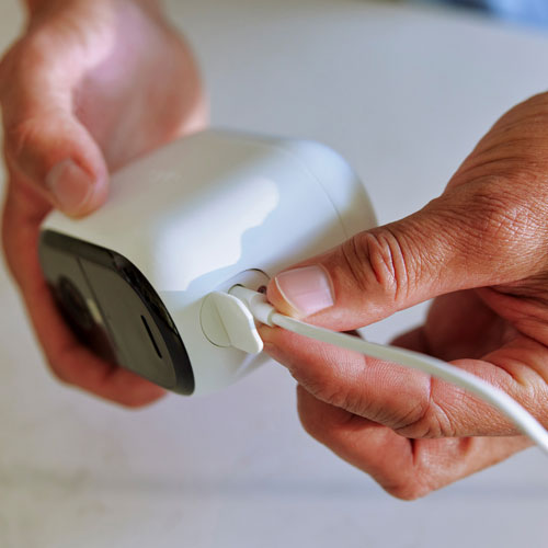 Caméra de surveillance d'intérieur/d'extérieur sans fil 2K Essential XL d'Arlo - Ensemble de 3 - Blanc