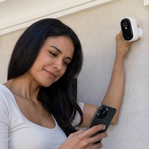 Caméra de surveillance d'intérieur/d'extérieur sans fil 2K Essential d'Arlo - Ensemble de 2 - Blanc