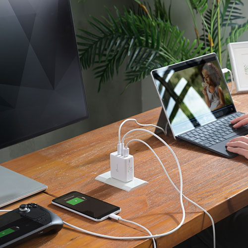Chargeur mural à 3 ports USB-A/USB-C de 45 W Traveler de j5create - Blanc