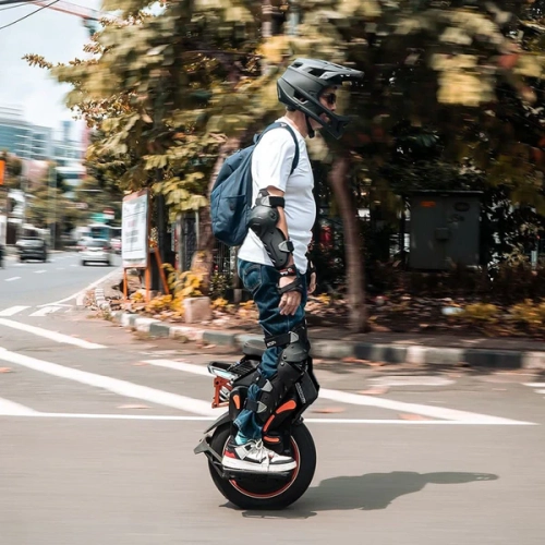 Monocycle électrique V14 Adventure d'InMotion – Moteur 4000 W, portée 120 km, suspension 85 mm – Hélicoptère tout-terrain