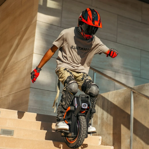 Monocycle électrique V14 Adventure d'InMotion – Moteur 4000 W, portée 120 km, suspension 85 mm – Hélicoptère tout-terrain