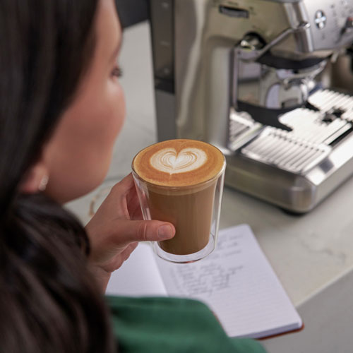 Machine à espresso Barista Express Impress de Breville avec mousseur et moulin à café - Bleu damas