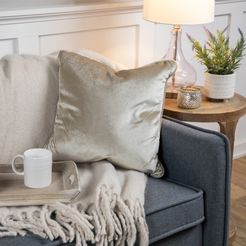 Coussin décoratif carré en peluche taupe uni de 17 po avec bords passepoilés