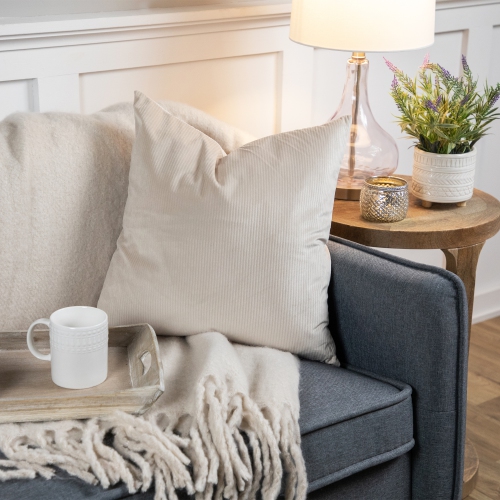 Coussin décoratif carré texturé en velours côtelé crème, 18 po