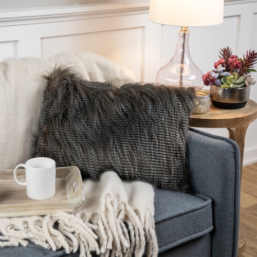 Coussin décoratif rectangulaire pelucheux brun noyer de 20 po