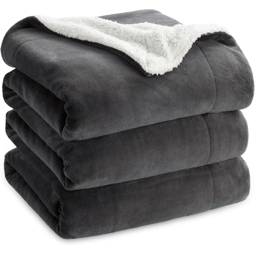 Jeté en molleton de Sherpa Bedsure pour canapé – couvertures épaisses et chaudes, jeté doux et pelucheux pour canapé, noir charbon, 108 x 90 po