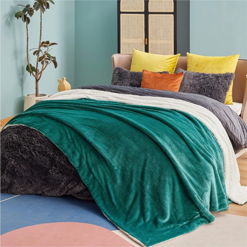 Bedsure Sherpa Fleece Throw Blanket for Couch - Thick and Warm Blankets, Soft and Fuzzy Throw Blanket for Sofa, Forest Green, 108x90 Inches
