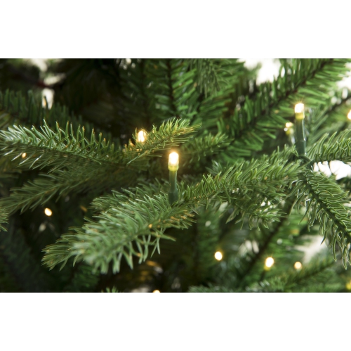 Sapin de Noël Rocky Mountain de 8 pi illuminé par des lumières DEL