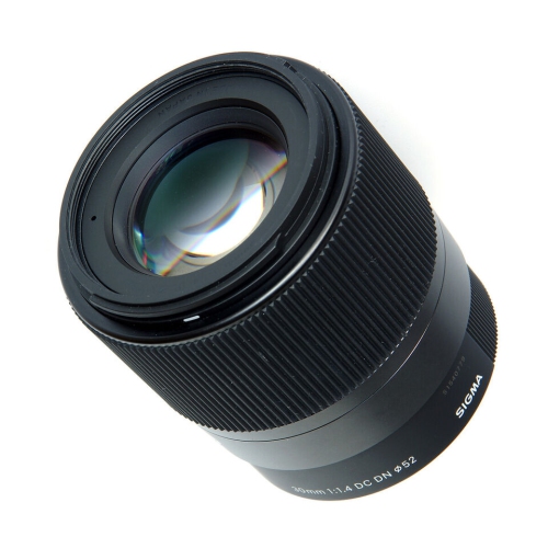 Objectif contemporain DC DN f/1,4 de Sigma 30&nbsp;mm pour filtre ultraviolet EF-M + UV de Canon