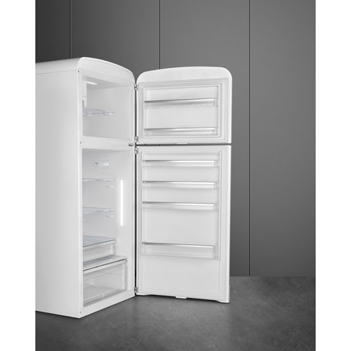 Réfrigérateur à congélateur supérieur 19,2 pi³ 32 po à distributeur de glaçons rétro de Smeg - Blanc