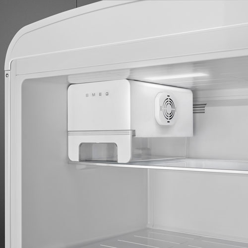 Réfrigérateur à congélateur supérieur 19,2 pi³ 32 po à distributeur de glaçons rétro de Smeg - Blanc