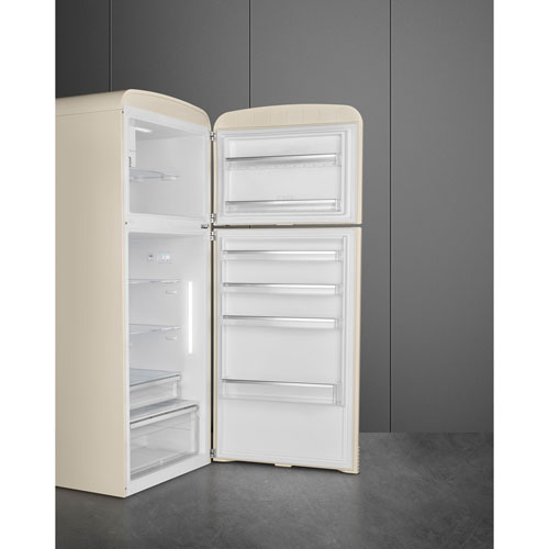 Réfrigérateur à congélateur supérieur 19,2 pi³ 32 po à distributeur de glaçons rétro de Smeg - Crème