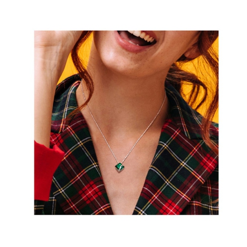 Collier en or blanc 10K ct avec chaîne à pendentif solitaire émeraude synthétique de 2,50 carat