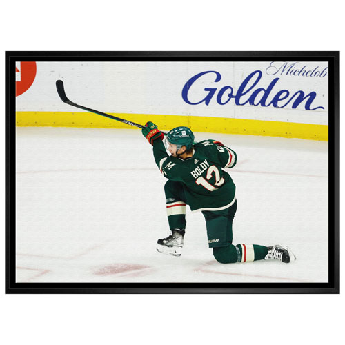 Frameworth - Minnesota Wild : Toile encadrée de Matt Boldy qui tire la rondelle