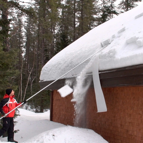 Le râteau qui fait glisser la neige du toit