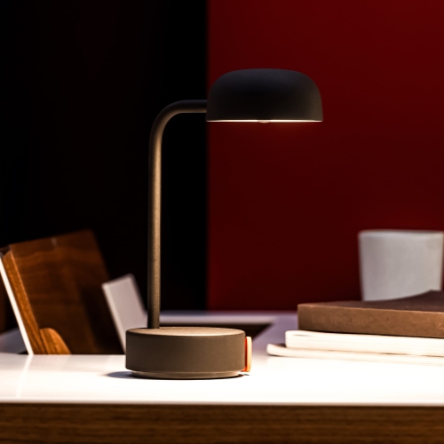 Lampe de table portative à DEL Fokus de Kooduu, anthracite