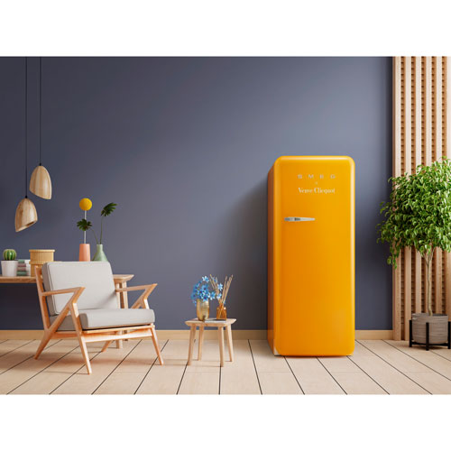 Réfrigérateur à congélateur supérieur de 24 po 9,9 pi³ avec éclairage DEL Veuve Clicquot de Smeg - Orange