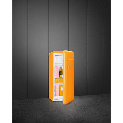 Réfrigérateur à congélateur supérieur de 24 po 9,9 pi³ avec éclairage DEL Veuve Clicquot de Smeg - Orange