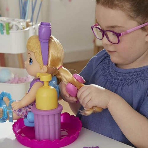 Baby Alive – poupée mode sudsy, cheveux blonds, comprend une poupée bébé de 12 po, une chaise de salon et des accessoires pour poupée