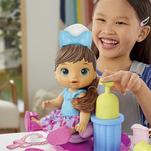 Poupée coiffante Baby Alive, cheveux bruns, comprend une poupée bébé de 12 po, une chaise de salon et des accessoires pour poupée