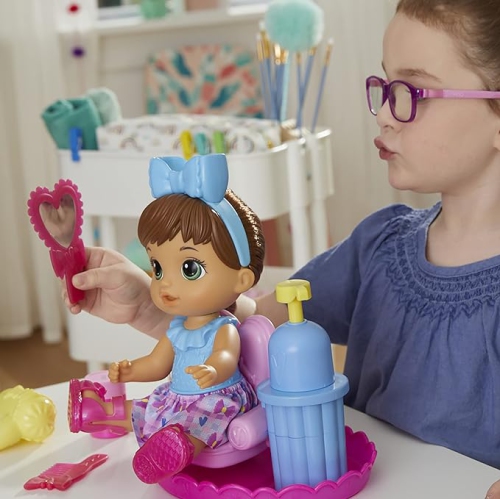 Poupée coiffante Baby Alive, cheveux bruns, comprend une poupée bébé de 12 po, une chaise de salon et des accessoires pour poupée