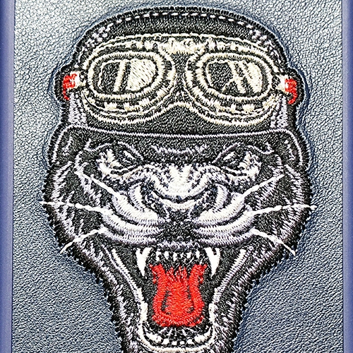 Santa Barbara Patti Series – Étui en cuir brodé pour iPhone 15 Pro