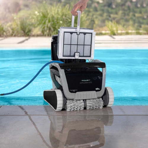 Aspirateur de piscine robotique Dolphin Explorer E70 avec contrôle Wi-Fi – panier universel inclus pour un rangement sans tracas – idéal pour tous