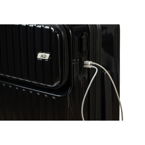 Valise de cabine rigide à roulettes pivotantes MD avec ports USB-A et USB-C.