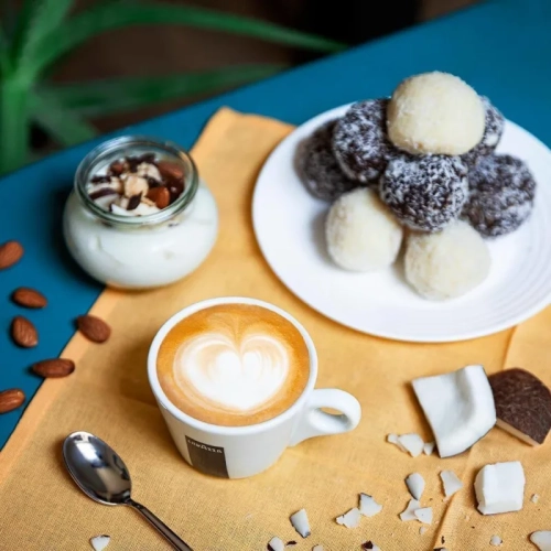 Lavazza Crema E Aroma Whole Bean Coffee Blend - Medium Roast, 1 kg Bag | Intense, Earthy Flavor with Long Lasting Crema | Non-GMO