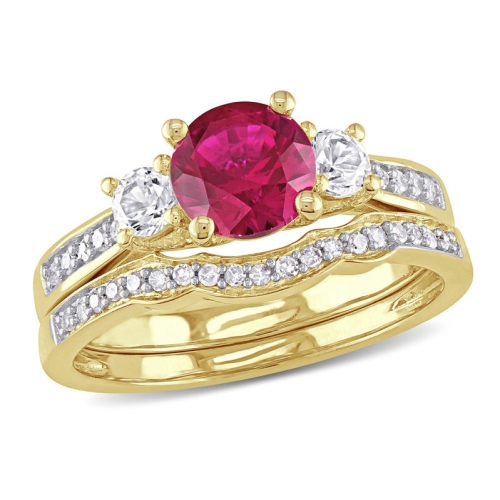 Bague fiançailles or blanc 10K K, rubis synthétique 1 1/3&nbsp;carat et saphir blanc avec ensemble mariage diamant