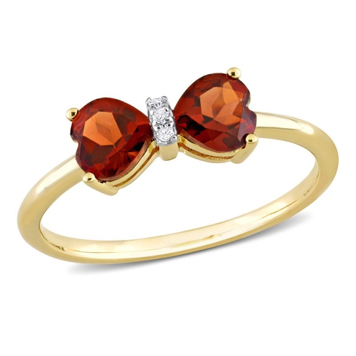 GEM AND HARMONY  1.00 Carat (Ctw) Garnet Heart Bow Ring In 10K Gold In Yellow