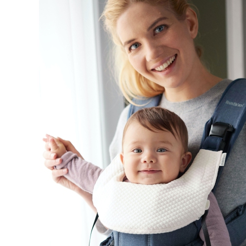 Bavette de dentition de BabyBjorn pour porte-bébé One - Blanc naturel