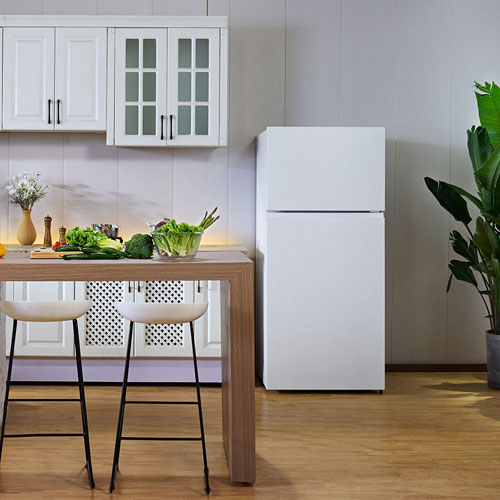 Réfrigérateur à congélateur supérieur 30 po 18 pi³ de Hisense - Blanc